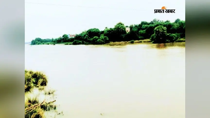 बक्सर: गंगा में तेज उफान से चौसा में बाढ़ का खतरा, महादेवा घाट की सीढ़ियां डूबीं; चौसा-नरबतपुर समेत कई गांव अलर्ट पर