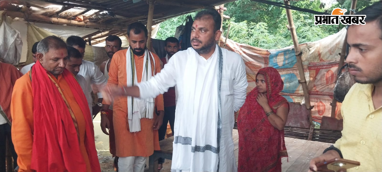 फोटो- पिंटू मिश्रा के घर पहुंच जानकारी लेते राजकुमार | Prabhat Khabar Network
