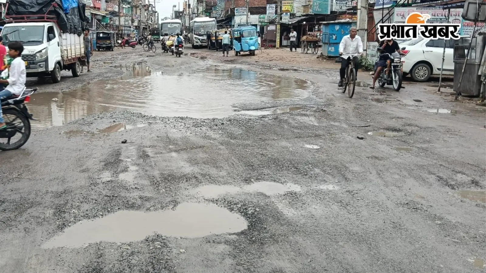 औरंगाबाद में अंबा-नवीनगर सड़क पर गड्ढों का जाल, राहगीरों की बढ़ी परेशानी