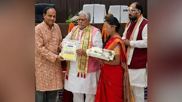 हवेली खड़गपुर के कवि प्रदीप पाल को मिला पंडित राजकुमार शुक्ल स्मृति सम्मान, विधानसभा अध्यक्ष ने किया सम्मानित