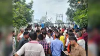 बैरिया में बिजली मिस्त्री की करंट से मौत, शव रखकर पावर सबस्टेशन पर ग्रामीणों का प्रदर्शन