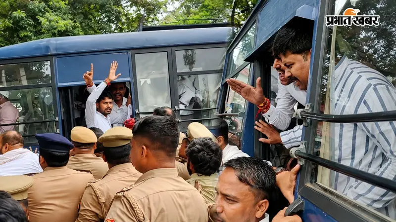 बस में भरकर प्रदर्शनकारियों को ले जाती यूपी पुलिस