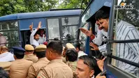 यूपी पंचायत चुनाव को लेकर लखनऊ में बवाल, प्रदर्शनकारियों को बस में ठूंस-ठूंसकर ले गयी पुलिस