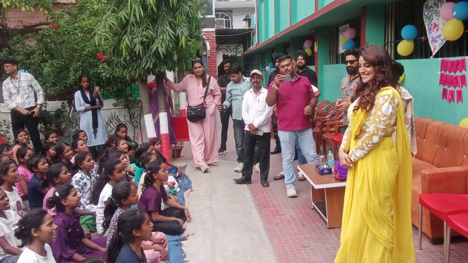 बच्चियों के बीच पहुंचकर बोलीं- बहुत खास है यह एहसास