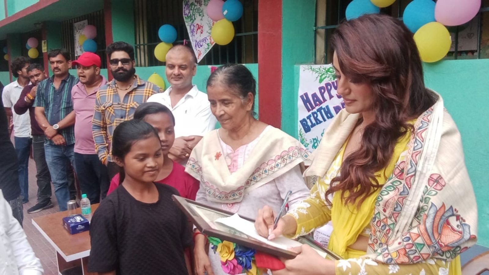 नेपाल बाढ़ की त्रासदी से दुखी थीं अक्षरा सिंह