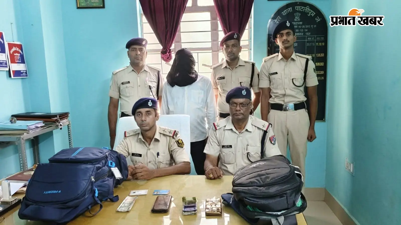 पाटलिपुत्र जंक्शन पर यात्री को झांसा देकर ठगी, एक गिरफ्तार; मोबाइल, एटीएम और नकदी बरामद
