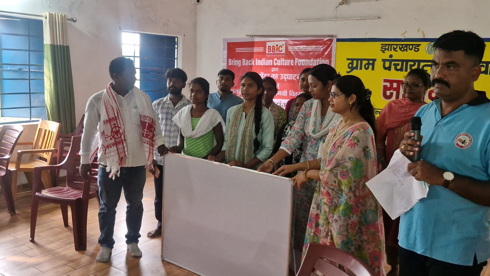 बच्चों को संबोधित करते अतिथि