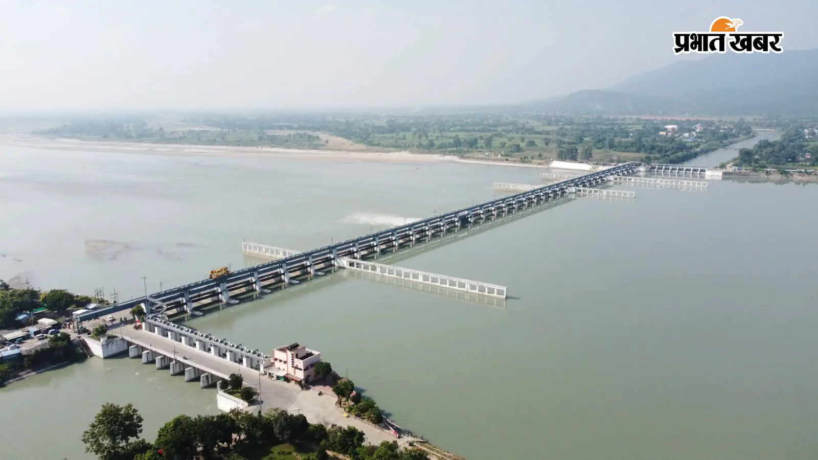 नेपाल की फ्लैश फ्लड का गंडक पर असर, पानी के साथ मलबे का खतरा; वाल्मीकिनगर बराज पर 1.80 लाख क्यूसेक पहुंचा डिस्चार्ज