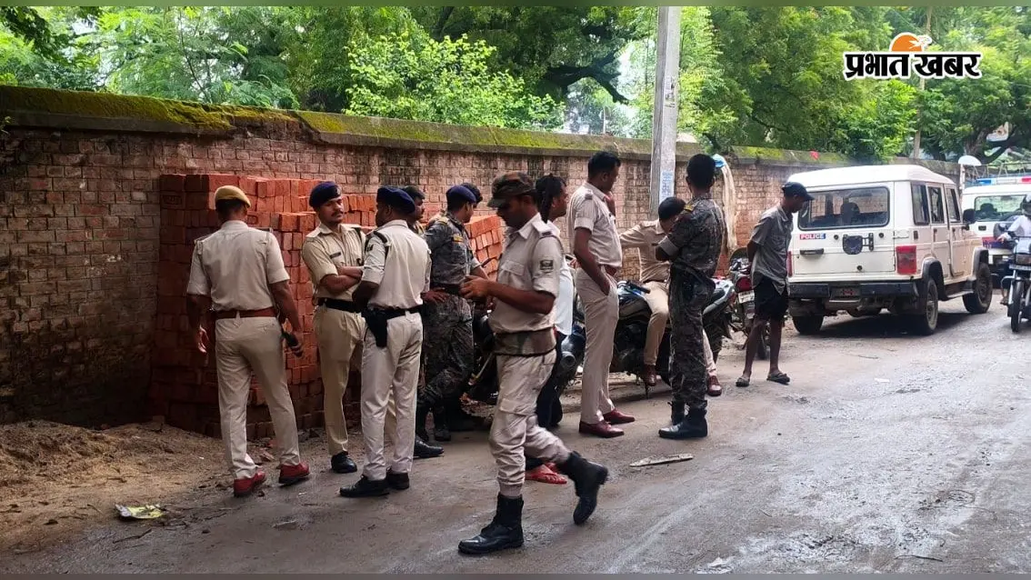 नवादा के मिर्जापुर मोहल्ले में अज्ञात युवक का मिला शव, पोस्टमार्टम के लिए भेजा गया, पहचान में जुटी पुलिस