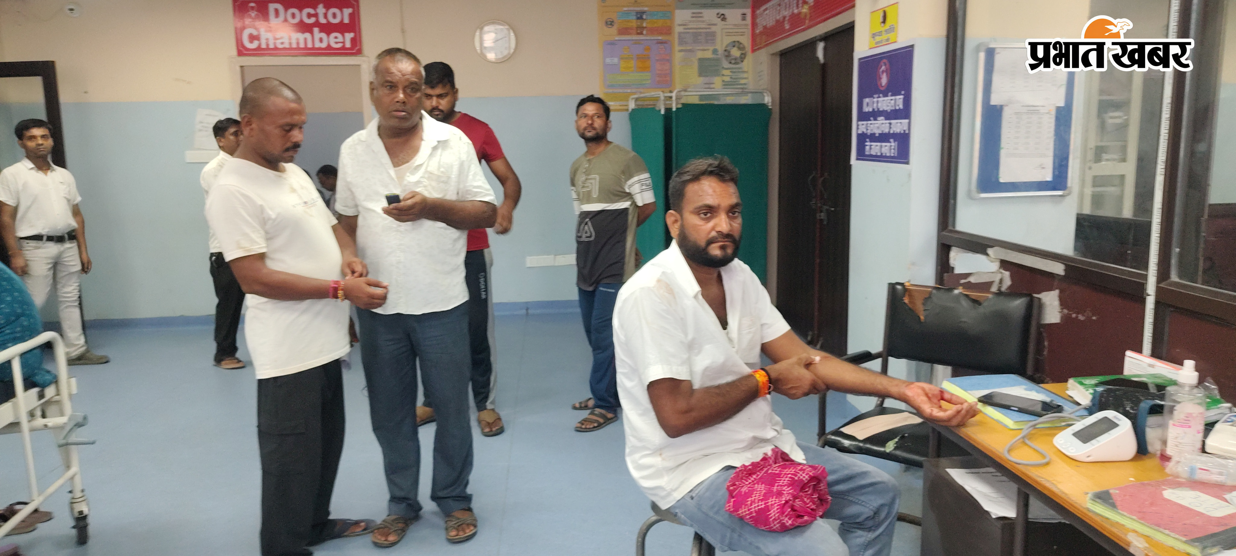 फोटो सदर अस्पताल में इलाज करते उपचालक व बस के टूटे हुए शीशे | Prabhat Khabar Network