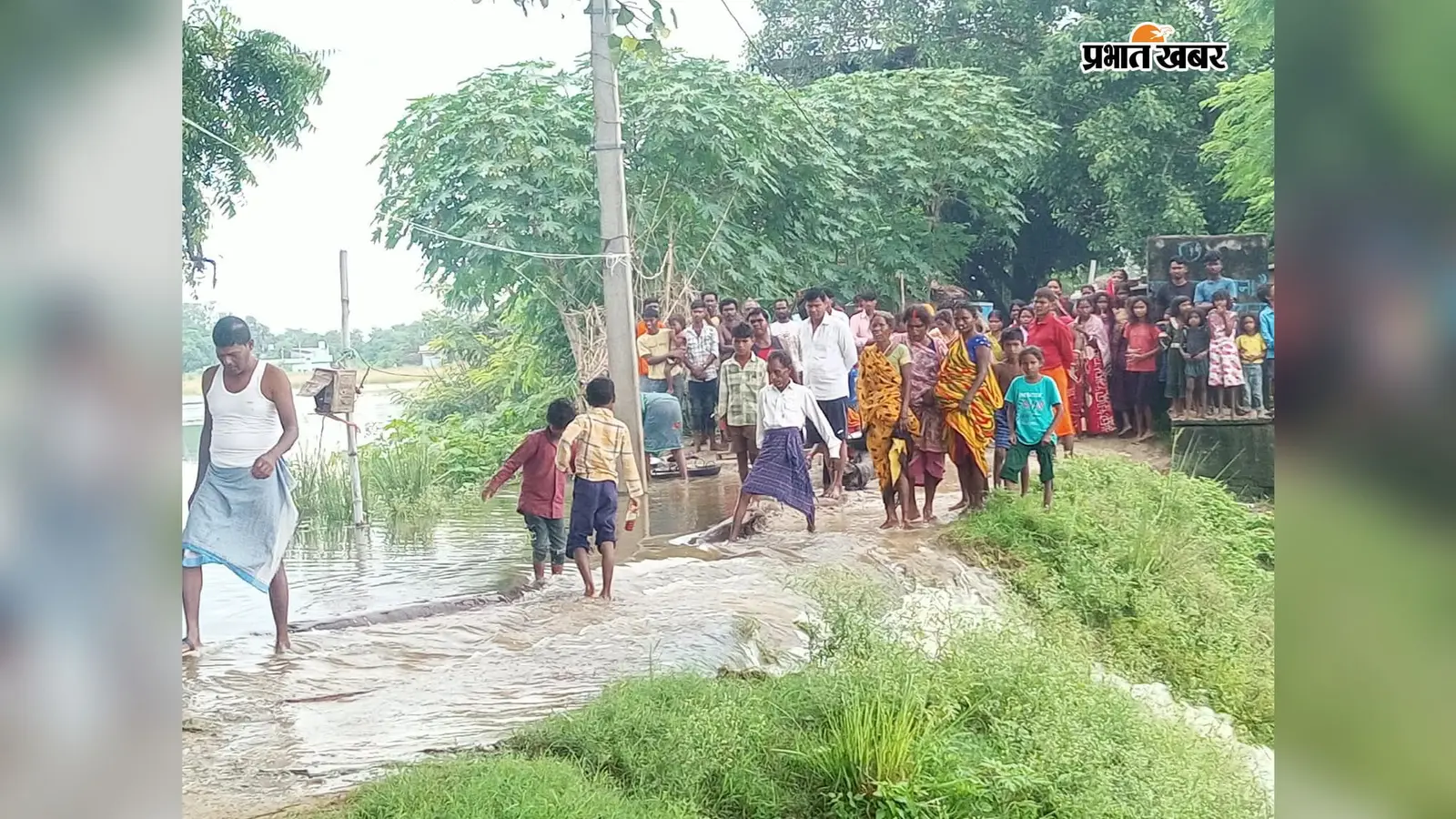 औरंगाबाद के भुइयां बिगहा में बारिश बनी आफत, सड़क पर चढ़ा बड़की आहर का पानी; गांव का संपर्क बाधित