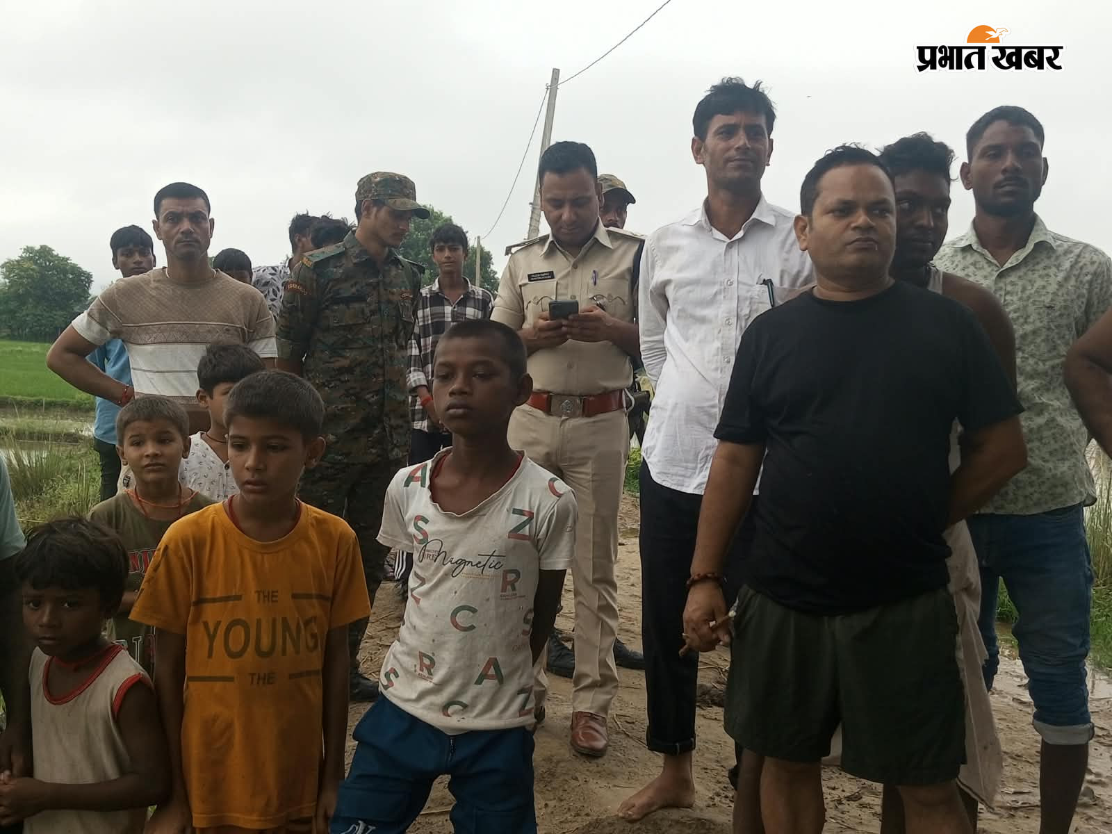 सड़क पर ग्रामीण मौके पर थानाध्यक्ष | Prabhat Khabar Network