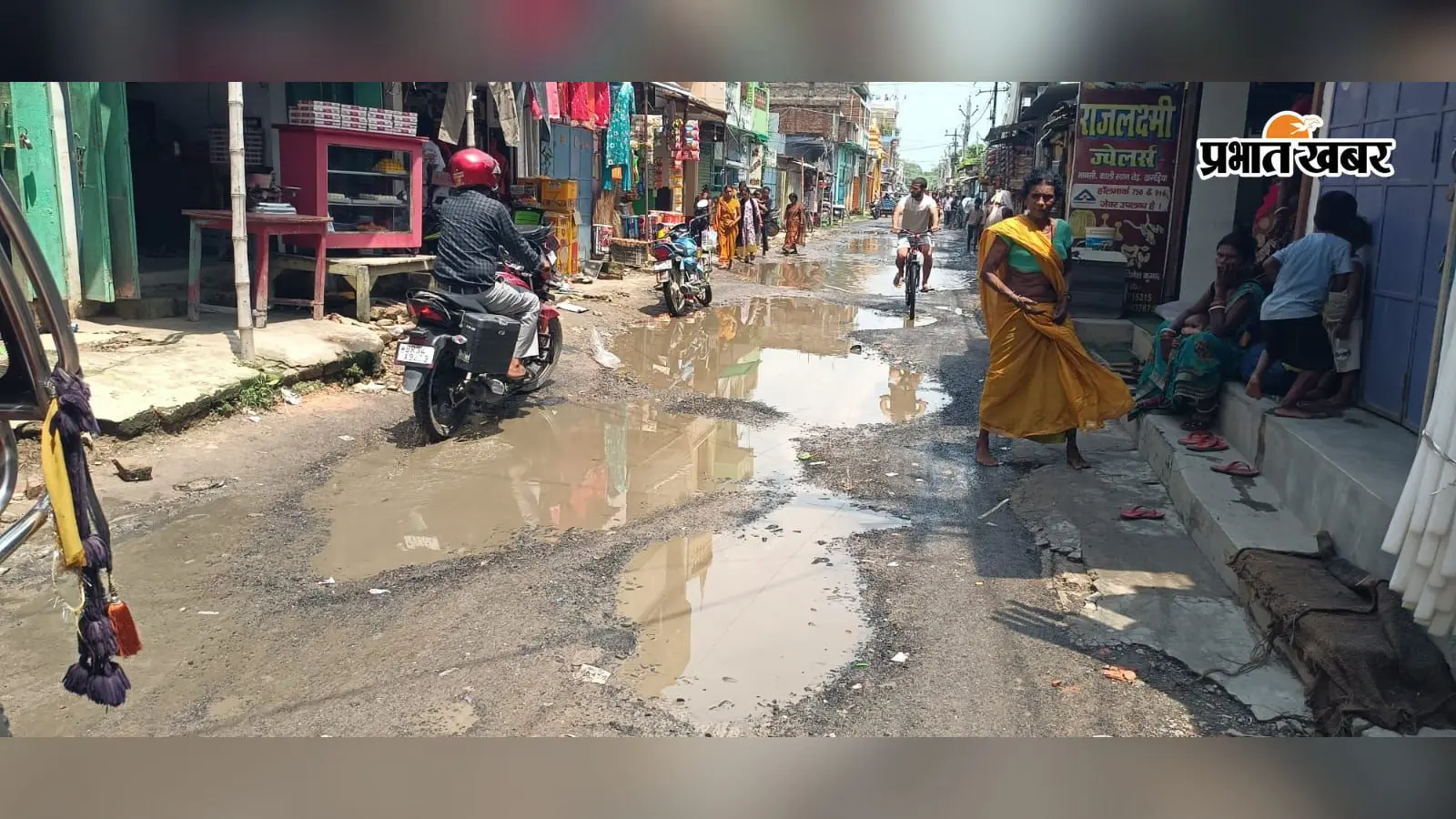 खगड़िया: अफसर, सांसद और विधायक सब इसी राह से गुजरे, फिर भी 'मानसी अस्पताल मार्ग' बदहाल, 1 फीट गहरे गड्ढों में हिचकोले खा रहीं एंबुलेंस और मरीज