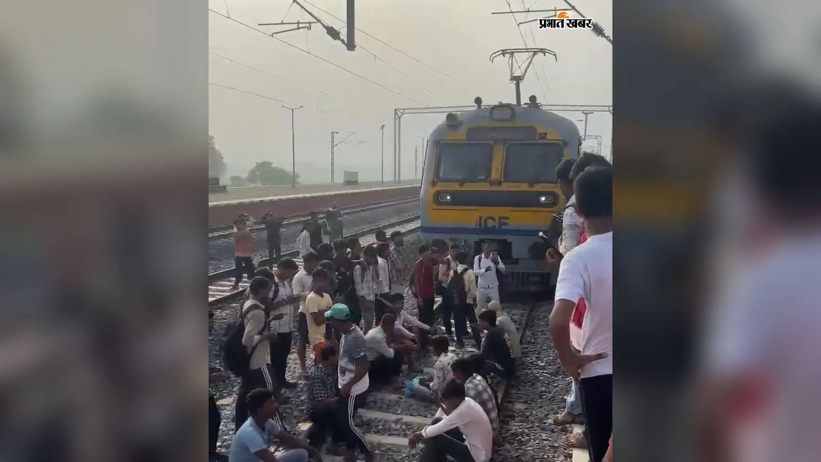 बरबीघा रेलवे स्टेशन पर यात्रियों का हंगामा, ट्रैक पर बैठकर पटना जाने वाली ट्रेन को रोका, रेल मंत्री-सांसद के खिलाफ जमकर लगाएं नारे