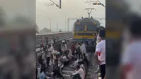 बरबीघा रेलवे स्टेशन पर यात्रियों का हंगामा,  ट्रैक पर बैठकर पटना जाने वाली ट्रेन को रोका, रेल मंत्री-सांसद के खिलाफ जमकर लगाएं नारे