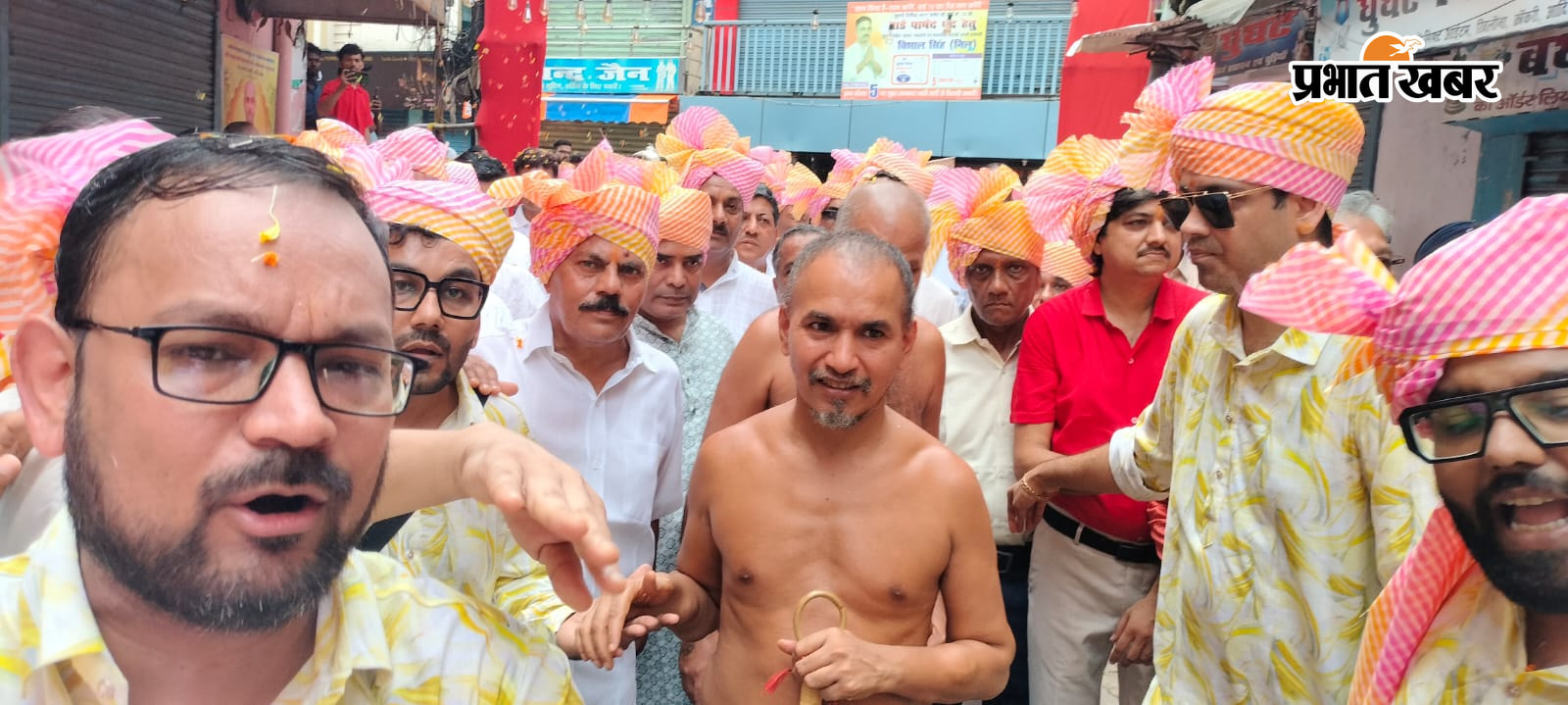 नगर भ्रमण में मुनि श्री व अन्य. | Prabhat Khabar Network