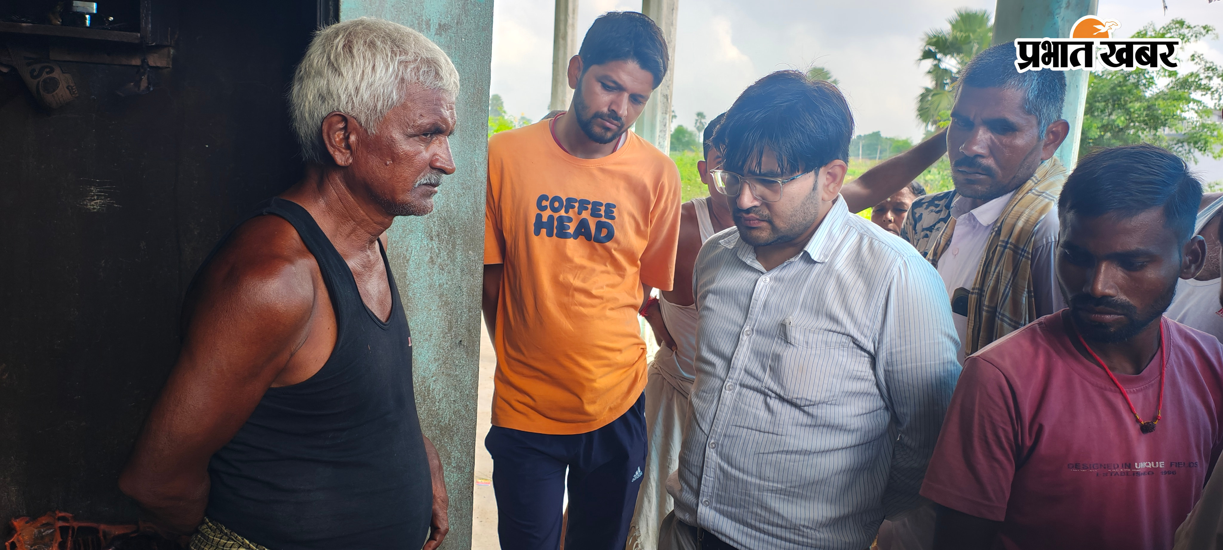फोटो :- 1.रजौली के प्राणचक गांव में जली हुई दुकान 2.दुकानदार से बातचीत करते बीएओ | Prabhat Khabar Network