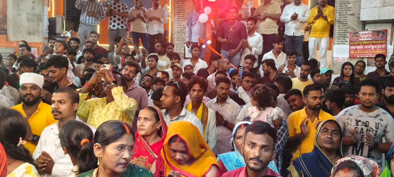 कार्यक्रम में पहुंचे श्रद्धालु.