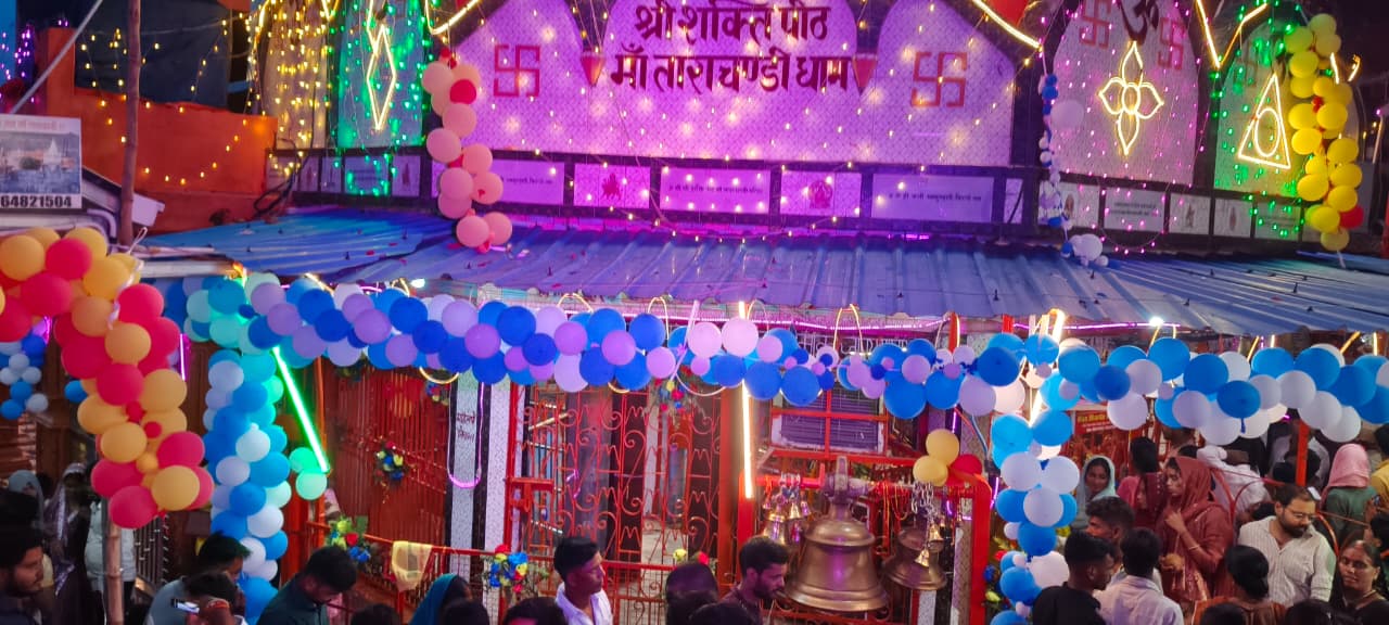 मंदिर परिसर में हुई सजावट.