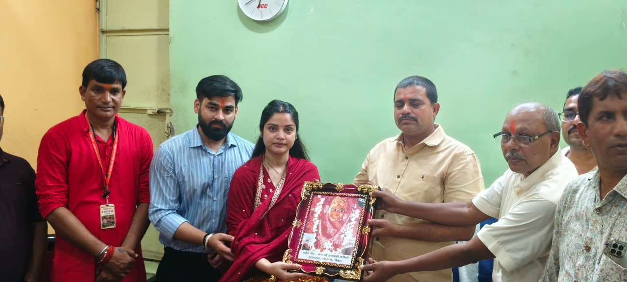 सदर एसडीएम को सम्मानित करते मंदिर प्रशासन के लोग.