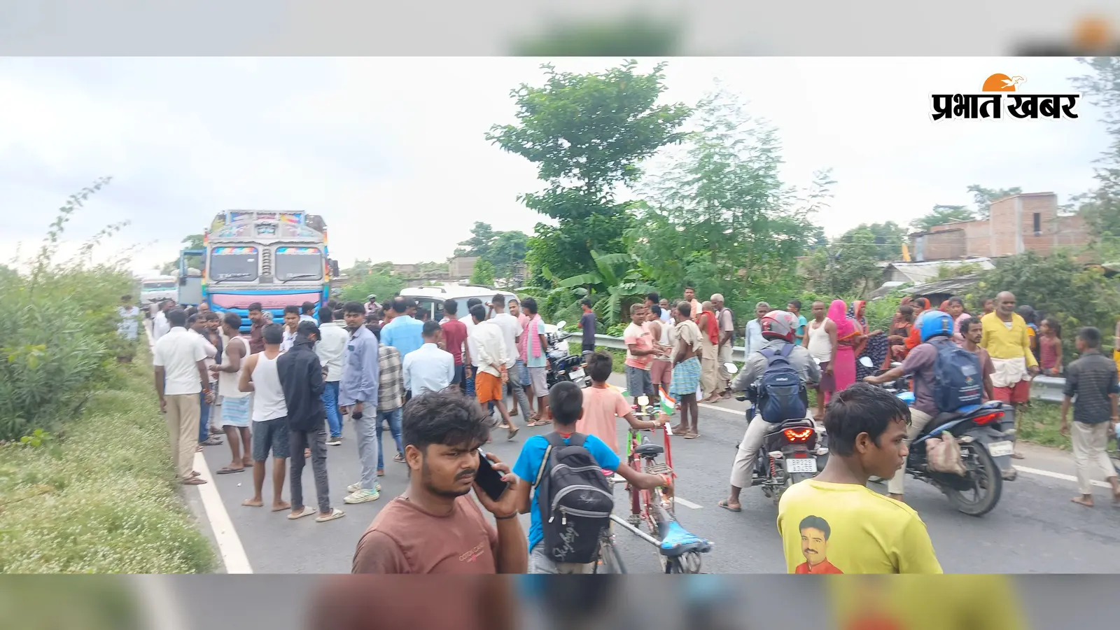एनएच 27 पर स्कॉर्पियो की ठोकर से सेवानिवृत्त पंचायत सचिव की मौत, आक्रोशित ग्रामीणों ने किया सड़क जाम