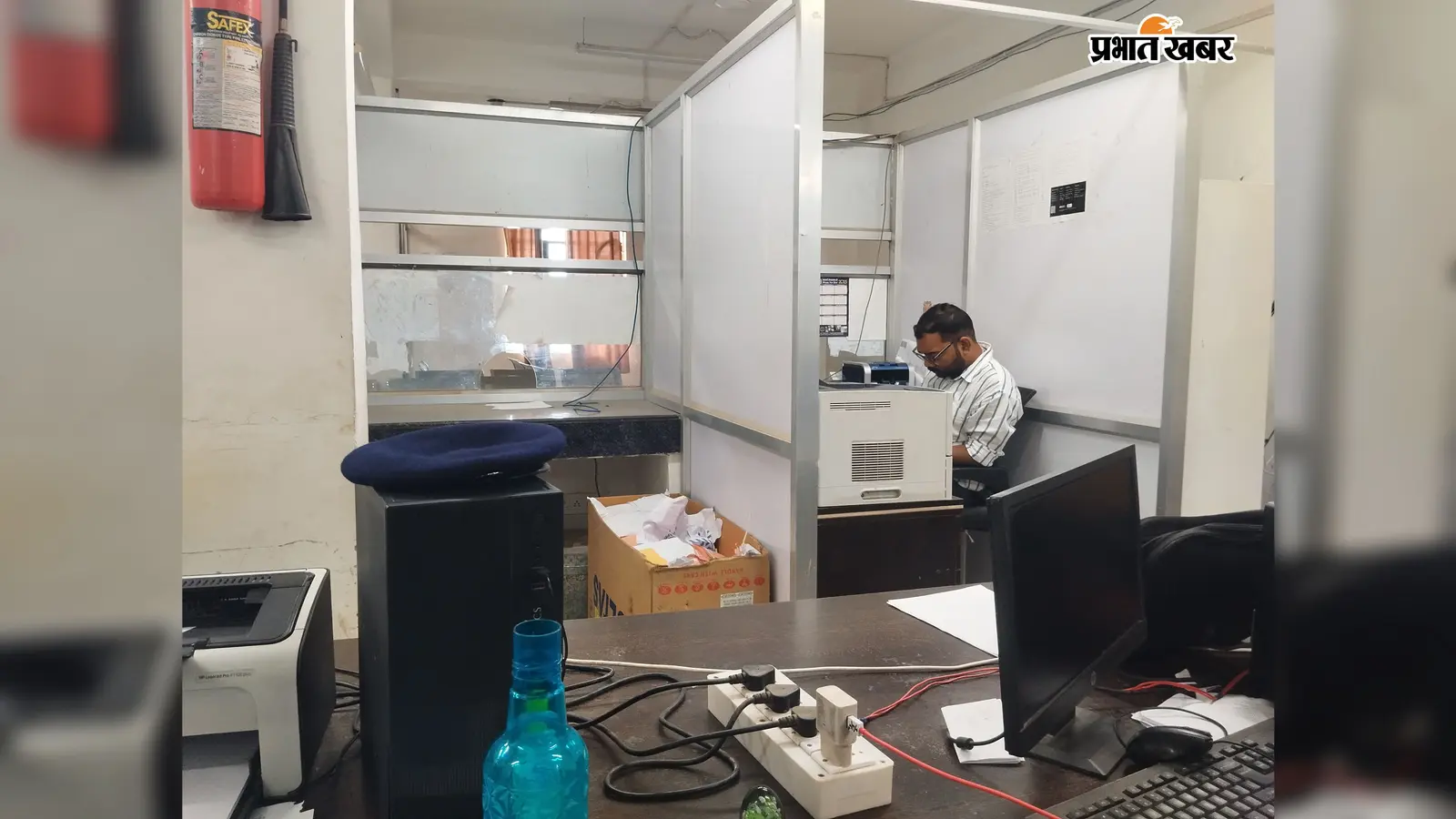 बक्सर परिवहन विभाग में बंदर ने तोड़ा वाई-फाई का तार, पूरे दिन ठप रहा कामकाज; वाहन मालिकों को लौटना पड़ा