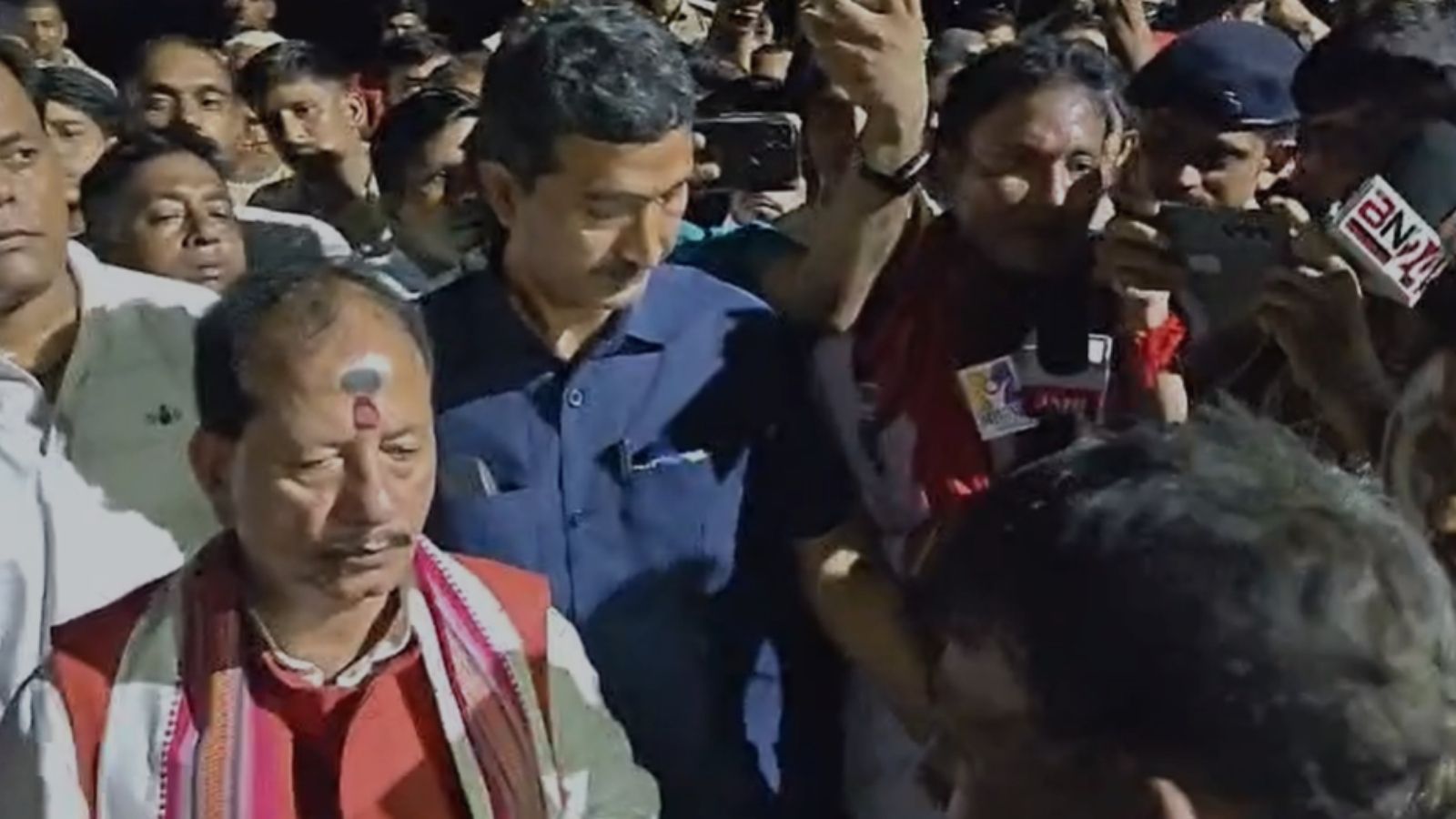 कृषि मंत्री विजय सिन्हा पहुंचे गांव