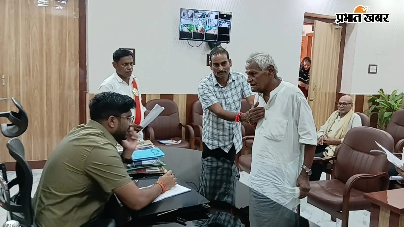 मुंगेर में DM की जनसुनवाई में उमड़ी फरियादियों की भीड़, जमीन विवाद से लेकर पेंशन तक के मामले पहुंचे