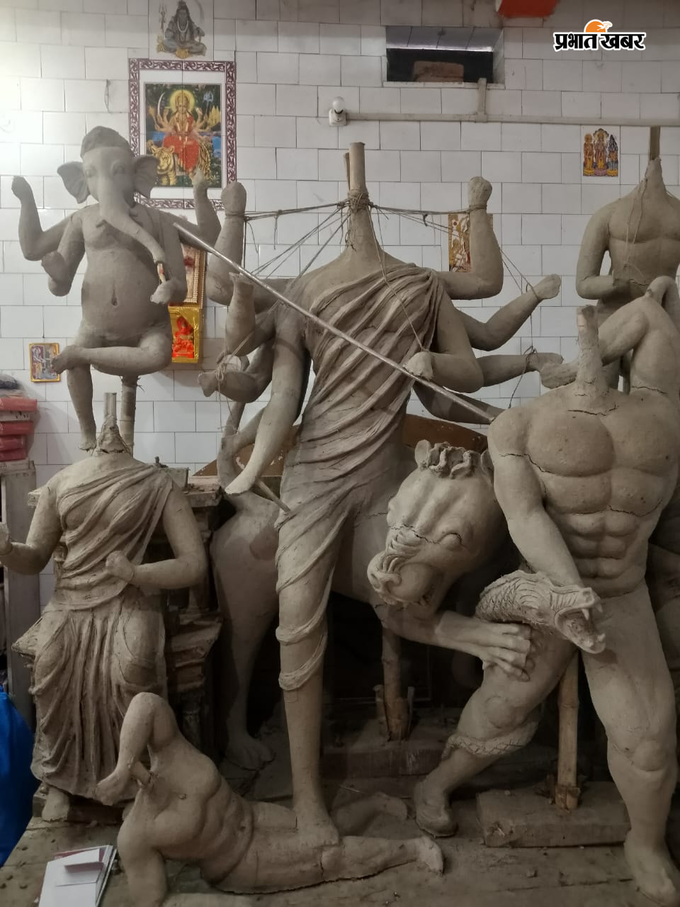 नोट: फोटो नंबर 31 सीएचपी 3 है कैप्सन होगा-गुदरी बाजार की दुर्गा प्रतिमा की तैयारी | Prabhat Khabar Network