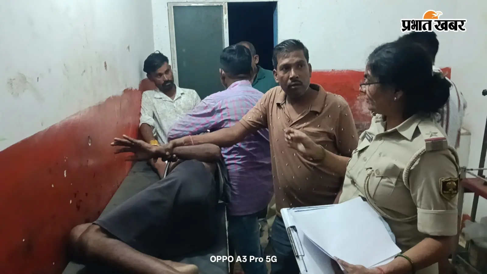 कपड़ा धोने को लेकर पत्नी से हुआ विवाद, बेटों ने पिता को पीटा; गला दबाने का भी आरोप, अस्पताल में भर्ती