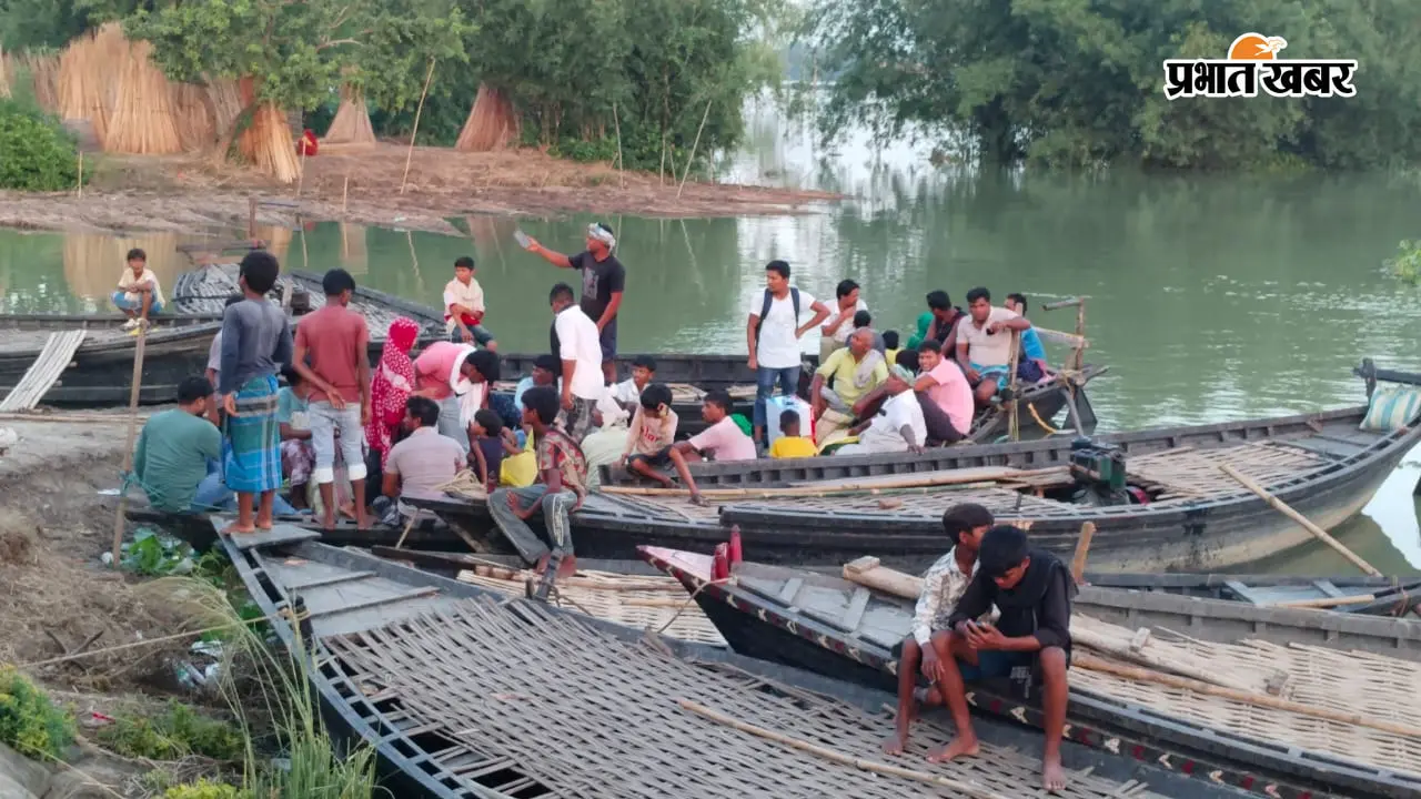 अमदाबाद में गंगा का जलस्तर थोड़ा घटा, लेकिन बाढ़ से राहत नहीं : सड़कों पर चल रही नाव