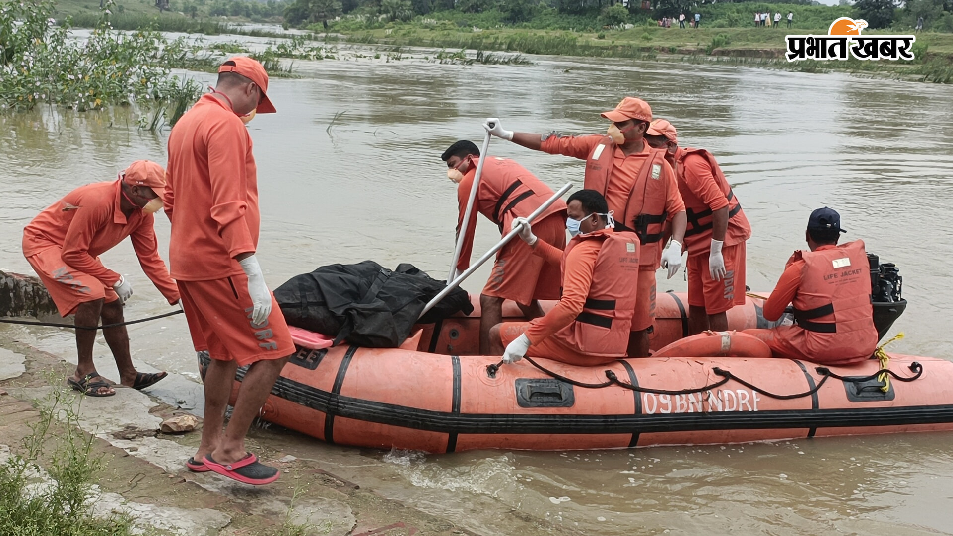 बटाने नदी में करीब 43 घंटे बाद राजू चंद्रवंशी का शव निकालती एनडीआरएफ टीम और मौके पर मौजूद अधिकारी व ग्रामीण.   | Prabhat Khabar Network