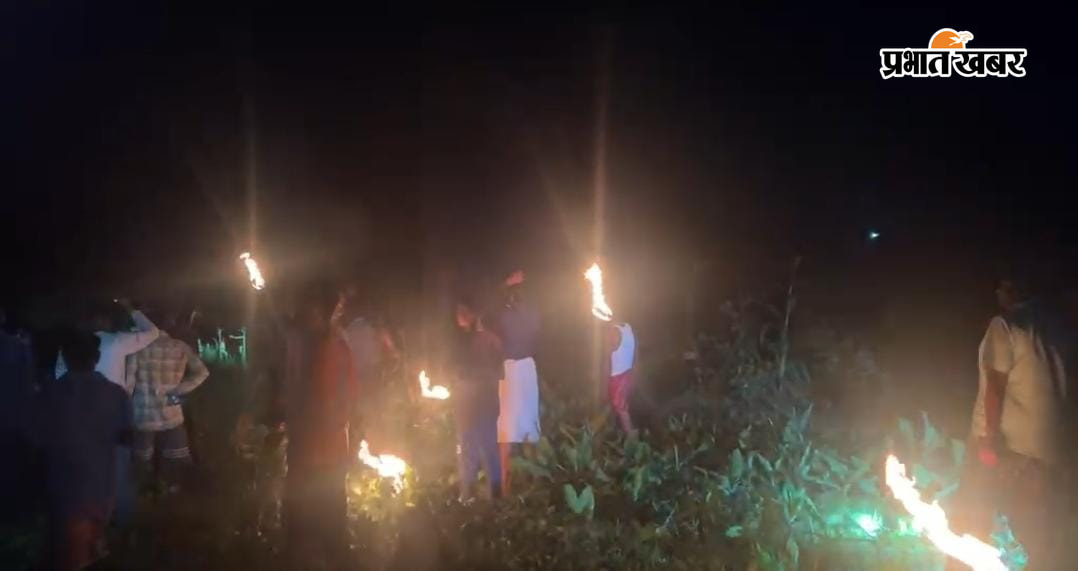 फोटो :  हाथों में मशाल लिए ग्रामीणो की तस्वीर  फोटो : पड़रिया में तोड़ा गया घर का तस्वीर | Prabhat Khabar Network