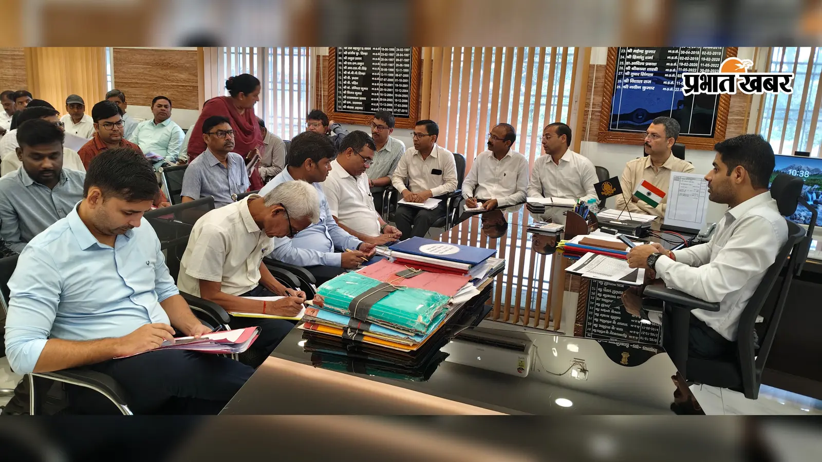 किशनगंज में लंबित मामलों पर डीएम सख्त, समय-सीमा में निबटारे के दिये निर्देश