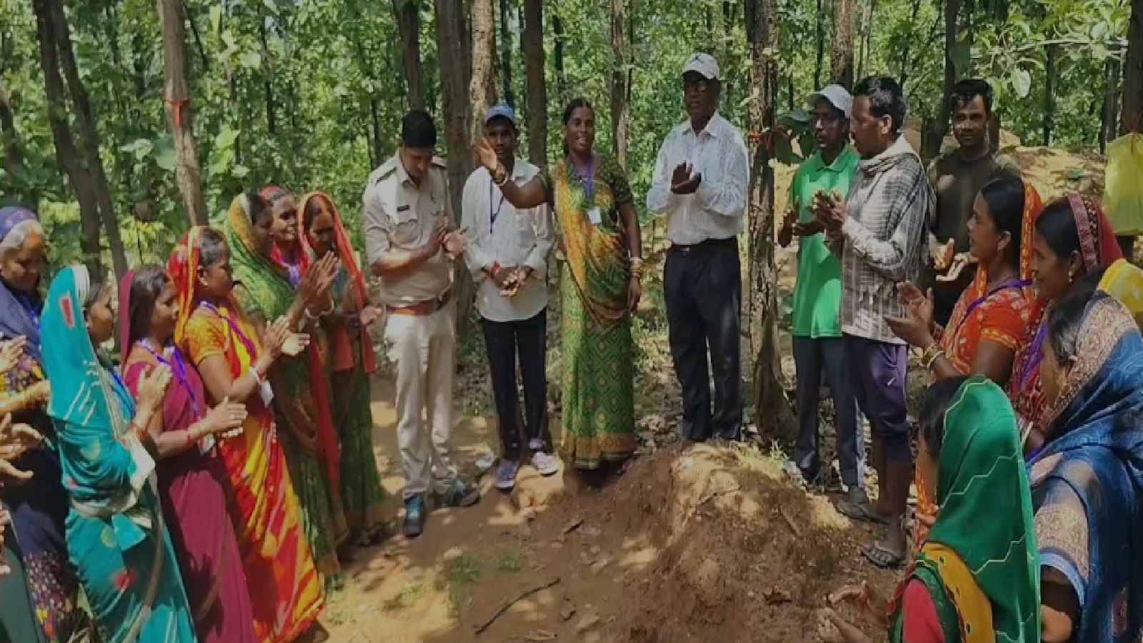 पेड़ों को राखी बांधकर गीत गाते वन समिति सदस्य
