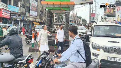 झुमरीतिलैया में जाम से परेशान अध्यक्ष खुद उतरे सड़क पर, हाथ में डंडा लेकर संभाली ट्रैफिक व्यवस्था