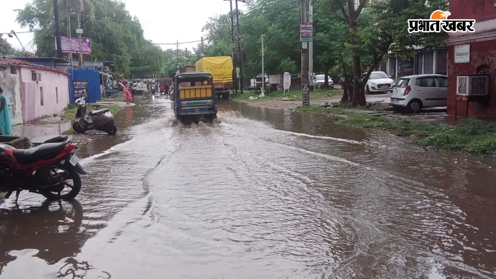 हल्की बारिश ने खोली दानापुर में जल निकासी व्यवस्था की पोल, कई मोहल्लों में घुटनों तक भरा पानी