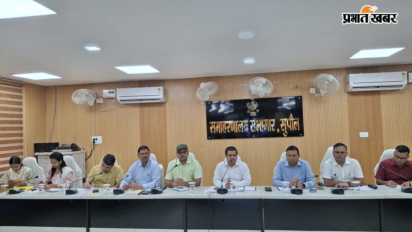 सुपौल: समाहरणालय में DM सावन कुमार की मैराथन बैठक, दाखिल-खारिज और जनता दरबार के लंबित मामलों पर सख्त