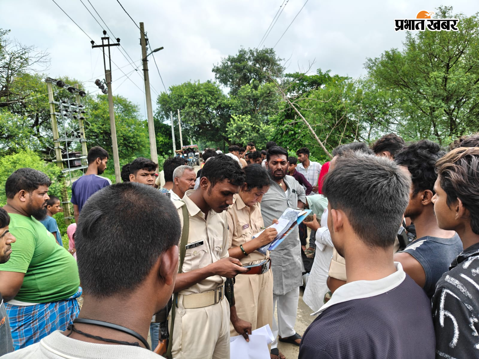 मौके पर मौजूद पुलिस और स्थानीय लोग | Prabhat Khabar Network