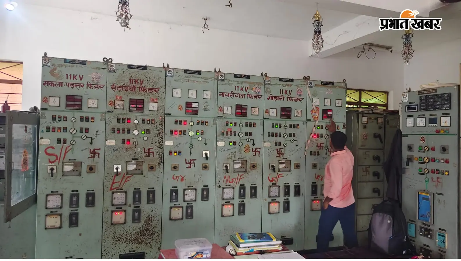 रोहतास: काराकाट में 24 घंटे से बिजली गुल, उमस भरी गर्मी में बेहाल लोग; शिकायत के लिए इस सरकारी नंबर पर करें कॉल