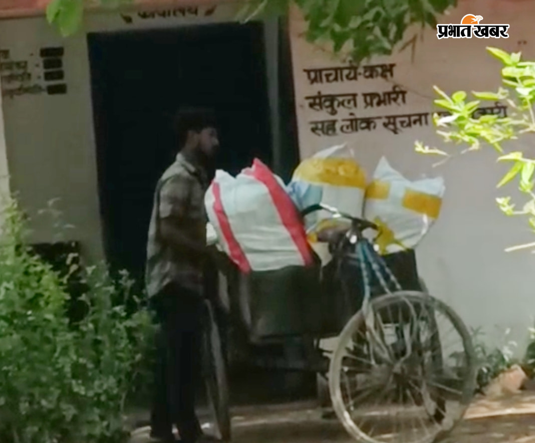 पैसा देती छात्रा ठेला पर किताब रखते | Prabhat Khabar Network