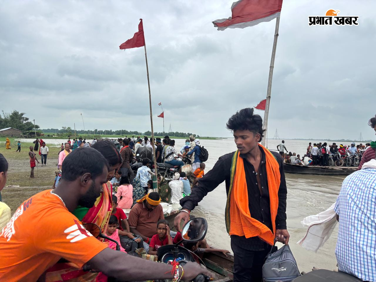 फोटो - सलखुआ,सहरसा - नदी पार जाने के लिए नाव पर सवार होते यात्रीगण, छमता से अधिक लोगों को सवार करते नाविक | Prabhat Khabar Network