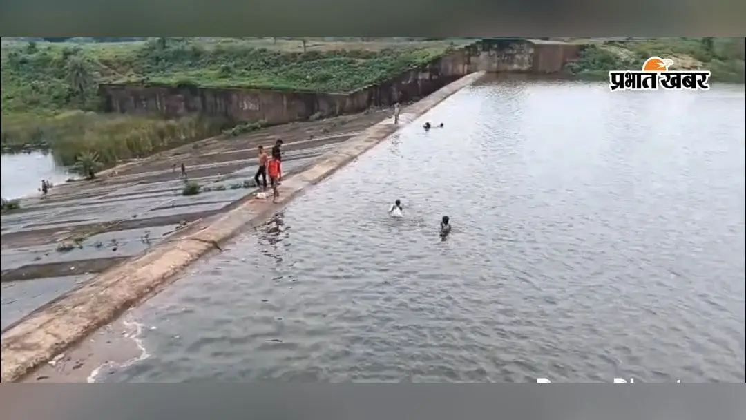 Palamu News: मलय डैम का जलस्तर तेजी से बढ़ा, स्पीलवे के ओवरफ्लो का इंतजार; सैलानियों की बढ़ी भीड़