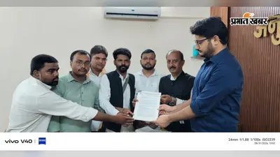 सारण के मढ़ौरा चीनी मिल को लेकर फिर गरमाया आंदोलन, धरना देकर उठी बड़ी मांग, मुख्यमंत्री के नाम सौंपा ज्ञापन