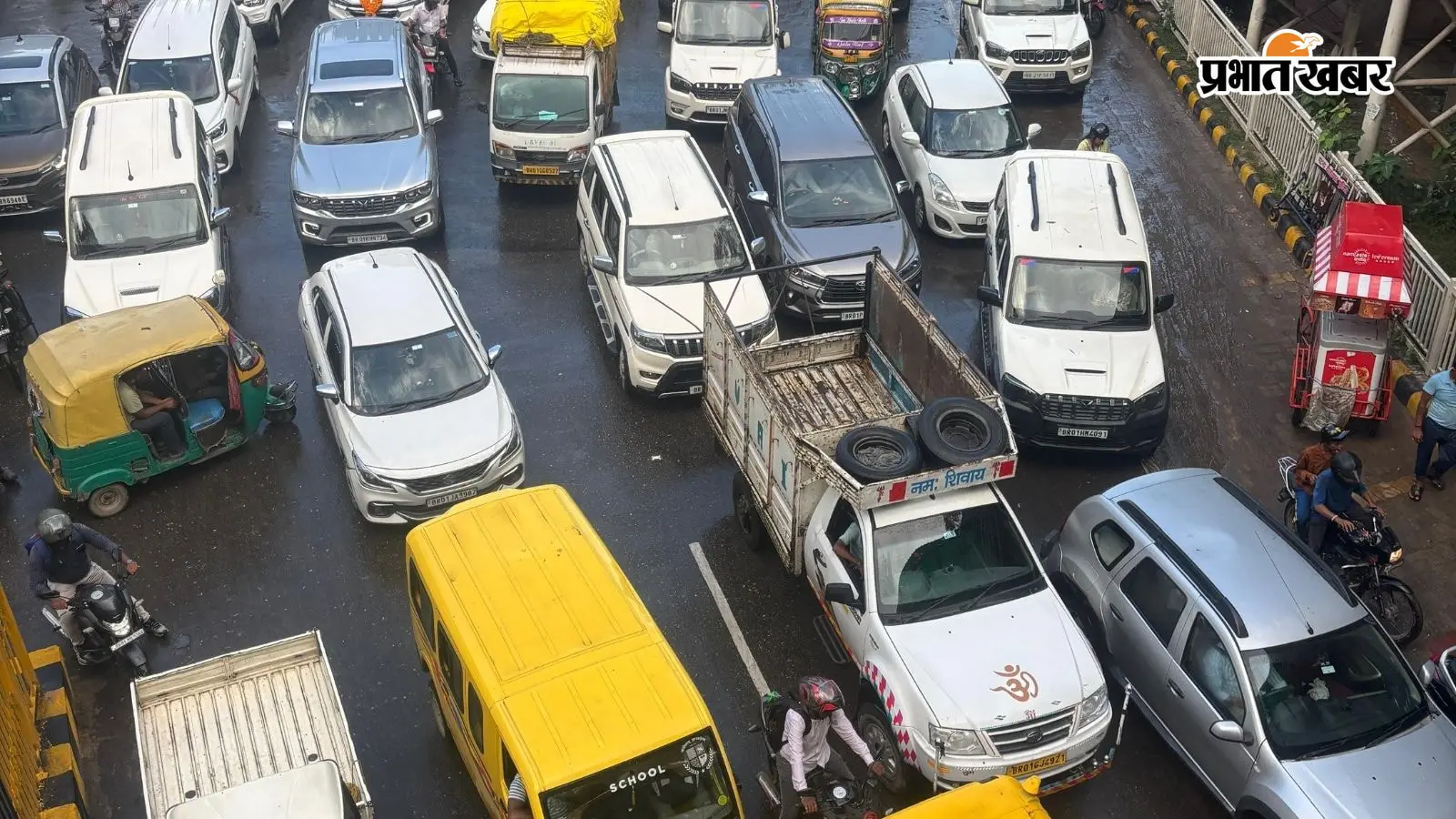 पटना में बारिश के बाद गांधी मैदान के पास लगा जाम, स्कूलों की छुट्टी से सड़कों पर थमी रफ्तार