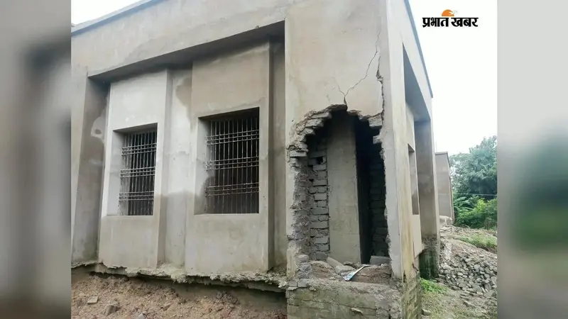 औरंगाबाद में निर्माणाधीन पंचायत सरकार भवन का हिस्सा टूटा, निर्माण की गुणवत्ता पर उठ रहे सवाल