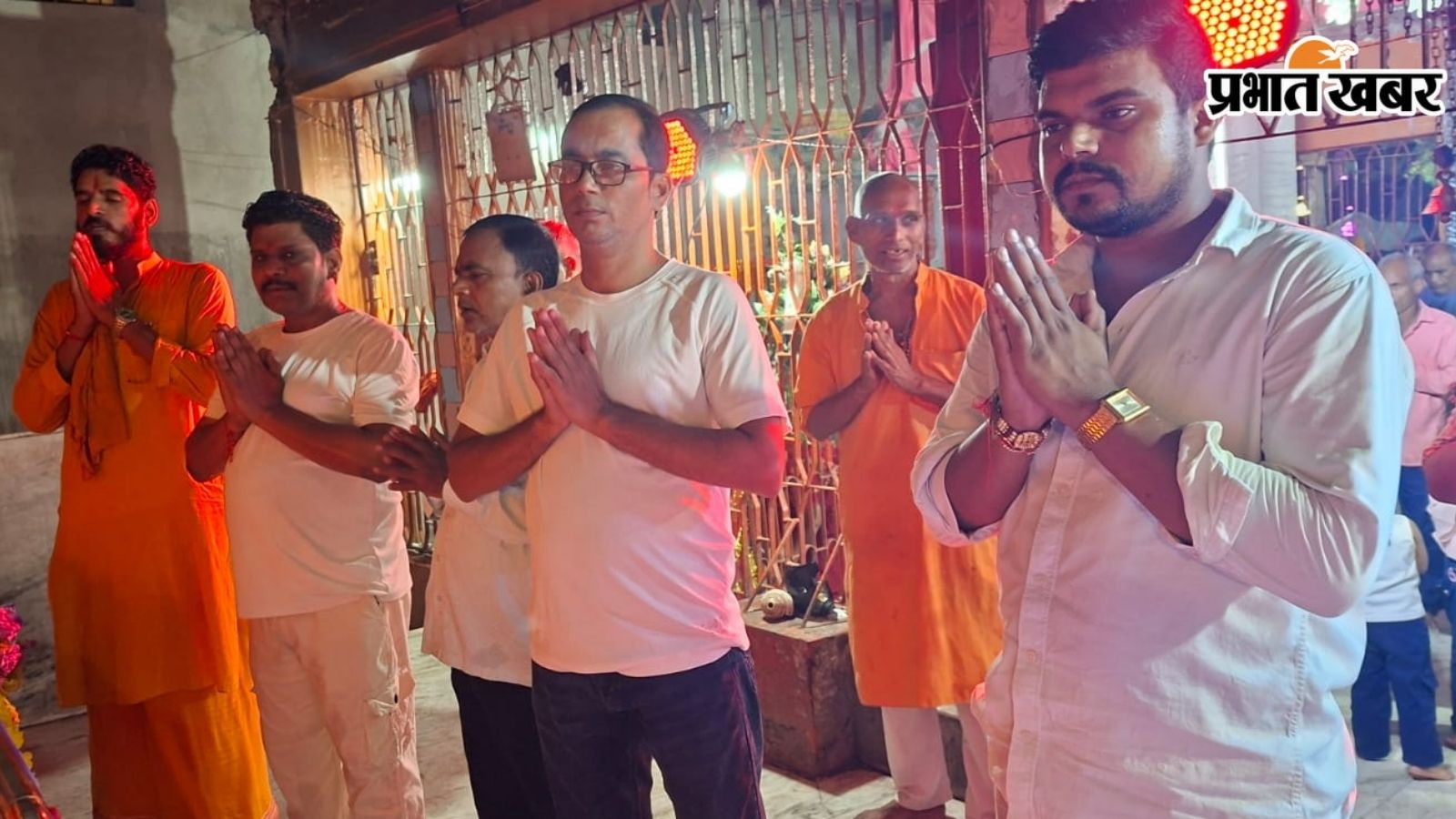 मंदिर में पूजा अर्चना करते श्रद्धालु