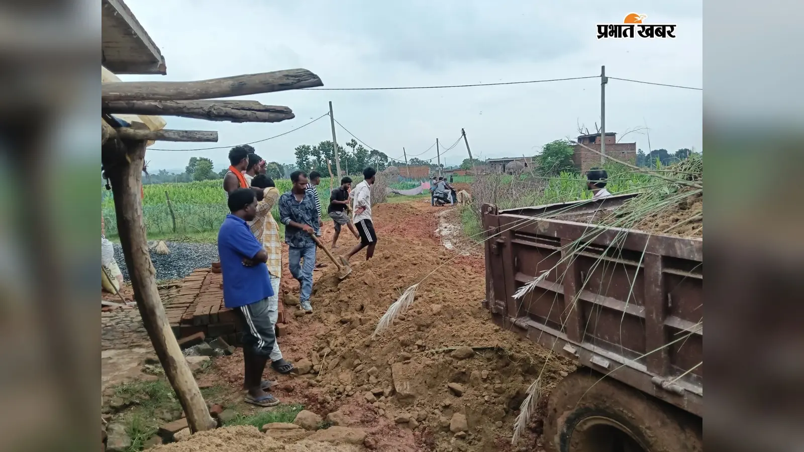 Hazaribagh News: जमीन विवाद में अटकी पक्की सड़क, ग्रामीणों ने चंदा जुटाकर मोरम-बोल्डर से बनाया रास्ता
