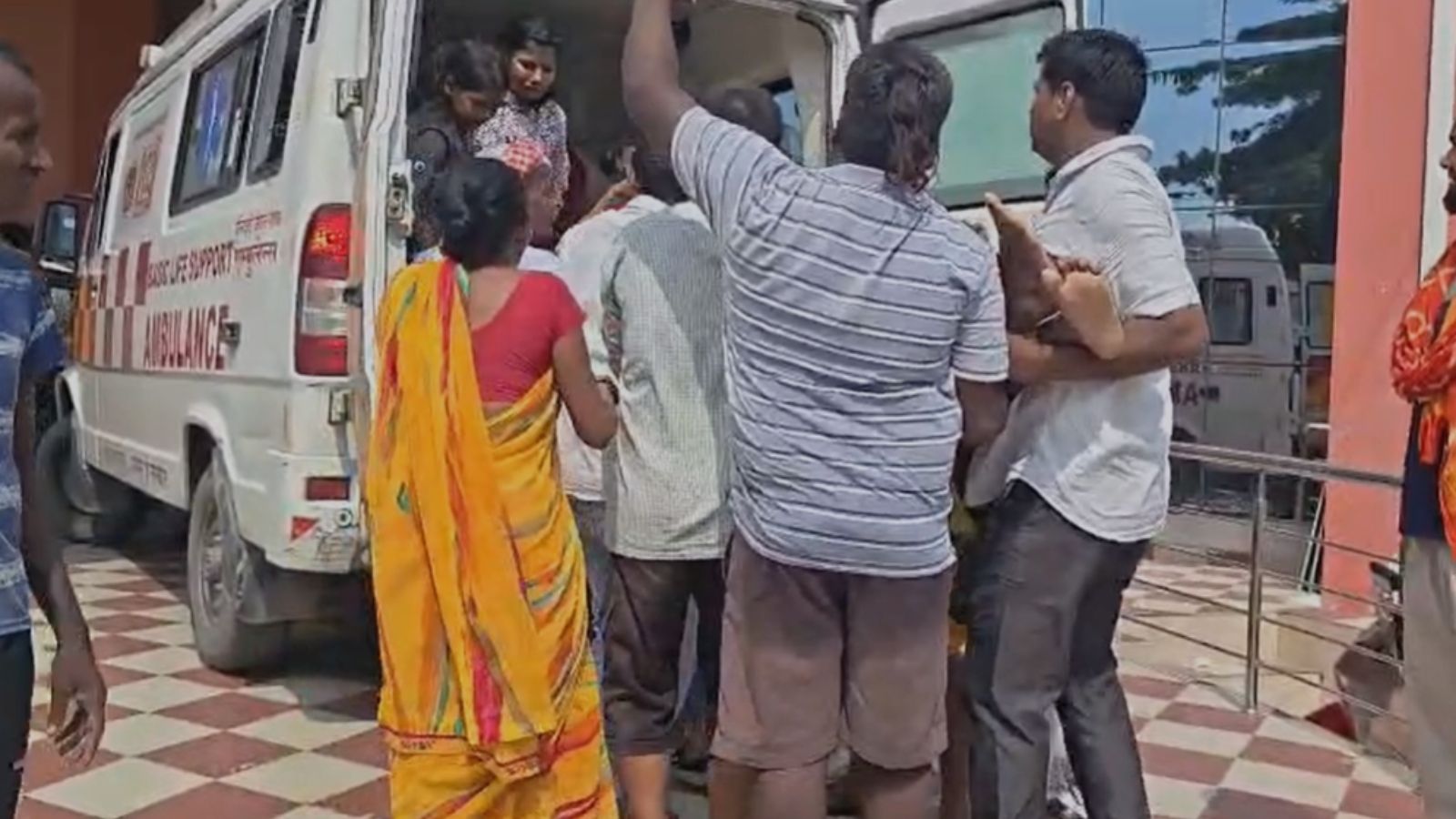 आनन-फानन में अस्पताल लेकर पहुंचे ग्रामीण