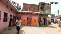 यूपी के बलिया में पिस्टल लेकर घर में घुसा शख्स, कैमरे में कैद हुई दबंगई… Video Viral होते ही मचा हड़कंप